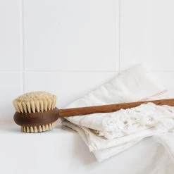 Andree Jardin Long Handled Back Brush - Ash Wood & Hog Bristle -Deutschland Küchenwaren Verkäufe AJ0049 AndreeJardinLongHandledBackBrush AshWood HogBristle lifestyle 9