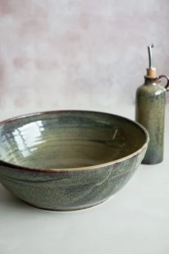 Ceramica Nicola Lagoa Großes Handgefertigtes Salatschalengeschirr -Deutschland Küchenwaren Verkäufe lagoa large salad bowl pourer portrait angle