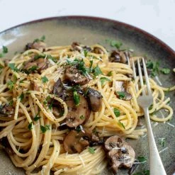 Ceramica Nicola Lagoa Abendessen Teller 24cm -Deutschland Küchenwaren Verkäufe lifestyle 0027 dried mushroom spaghetti lagoa close up 0c9ea325 81c6 4770 98ae 7c4ae63de2b9